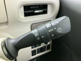 操作しやすい位置に配置されたウインカーレバーで、安全な車線変更をサポートします。直感的な操作で、スムーズな運転をアシストします。