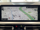 BMWのナビゲーションは操作性も良く、詳細な地図情報と交通状況を見やすく表示し、快適なドライビングをサポートしながら目的地までナビゲートします。
