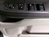 運転席から全ての窓の開閉ができます。ウィンドウロック機能はお子様のいたずら防止に有効です。