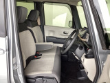 【ベンチシート】運転席と助手席の移動もスムーズ!狭い駐車場での乗り降りや、お子様の乗り降りにも便利です。座席の間にコンソールボックスやドリンクホルダーがないため、車内空間が広く感じます。