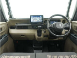◆インテリアパネル◆視界広々で非常に運転しやすくロングドライブでも疲れを感じさせないすっきりとまとまったインパネ周りです。