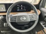 握りやすいステアリングが、快適な運転操作を可能にします。オーディオやハンズフリー通話の操作もステアリングから行え、運転に集中できます。