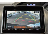 バックガイドモニター付き。車両後方の映像をナビ画面に表示し、駐車などの後退操作をサポートします。