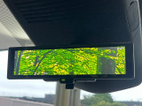 【インテリジェントルームミラー】後席の大きな荷物や同乗者で後方が確認しづらい時でも安心!カメラが撮影した車両後方の映像をルームミラー内に表示。クリアな視界で状況の確認が可能です!
