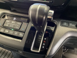CVT車のセレクトレバーです。低速から高速まで、変速ショックのないスムーズな走りを実現するとともに、エンジン効率のよい領域を維持することで燃費にも貢献します。