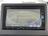 後方確認をサポートするモニターです。駐車時や狭い道での運転も安心です。視認性の高い画面で、安全運転をサポートします。