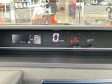 視認性の高いメーター類で、運転に必要な情報をしっかり確認できます。デジタル表示で、スタイリッシュな印象を与えます。