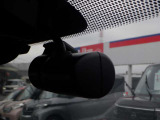 前方・車内ドライブレコーダーなら、事故の走行記録だけでなく、ドライブの思い出を記録したりとカーライブを豊かにします。
