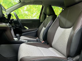 運転席からの眺めは、見渡しの良さを追求。操作性にも優れた、機能的な空間です。