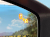 【ブラインドスポットモニタリング】走行中、ドアミラーの死角になりやすい箇所に後続車が接近するとサイドミラー付近に警告を表示、ドライバーに注意喚起をしてくれます。