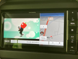 高精細な画面で、運転をより快適にサポート。多彩な機能が詰まっており、目的地への案内もスムーズに行えます。使いやすさにも配慮されています。