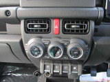 オートエアコン装備車です!温度を設定するだけで快適な車内環境を維持できます♪
