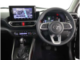 高いホールド性で運転姿勢が安定します。長距離ドライブでも疲れにくいのが魅力です。快適なドライビングライフをお送りください♪