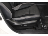 運転席パワーシート。シートリフター、前チルト、前後スライド、リクライニングの調整を電動化。最適なポジションを提供します。