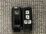 スマートキー付きですからドアロックの開閉およびエンジンスタートが楽々です。電動スライドドアの開け閉めもボタンで操作できます。スペアキーも同じものを用意しております。