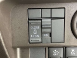 左側はパワースライドドアで、両手が荷物でいっぱいの時でもドアの開閉がラクラクです♪安全装置も付いているので、お子様の乗り降りも安心です。