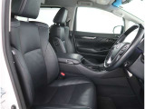 【フロントシート】アームレストが付いており、ゆったりとした姿勢で運転できますね。