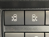 【両側パワースライドドア】スマートキーや運転席のスイッチで後席両側スライドドアの開閉が可能♪電動だから力を入れてドアを開ける必要が無く、小さなお子様でも簡単に開け閉めでき快適です♪
