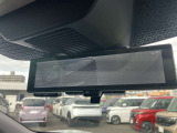 スマートルームミラー◆積載物などで、さえぎられがちなルームミラーの後方視界。車内状況に関わらず車両後方にあるカメラの映像をルームミラーに映し出します!もちろん夜や悪天降雨でもクリアな後方視界を確保!