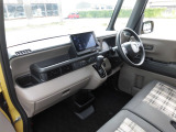 水平基調のインパネは運転者の広い視覚を確保しています。右左折時に歩行者の存在を気づきやすい工夫もされています。