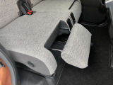 足元の位置や角度を調節することで、足を伸ばしたり荷物の落下防止といった様々な機能を活用できる【マルチユースフラップ】
