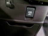 【POWEROUTLET】12V電源ソケットを設置しております。周辺機器の充電にご利用頂けます。