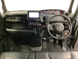 車内は光触媒抗菌消臭施工済です。スタイリッシュなデザインでスポーティなインパネ周りを演出します。グローブボックスやカップホルダーのほかにトレーなどたくさんの収納スペースが付いています。