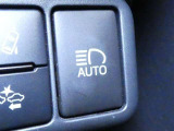 【オートマチックハイビームヘッドライト】ハイビーム走行時に対向車や前走車をカメラで認識して自動的にロービームにする機能が装備されています。※道路環境などによっては作動しない場合があります。