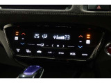 運転席と助手席の温度設定の変更が可能な左右独立タイプのデュアルエアコンです♪♪♪暑がりな人・寒がりな人も誰もが車内を快適にお過ごしいただけます♪♪♪