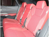 F専用本革シート。高級感ある内装で運転をより快適にします。