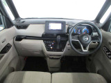 ■ベージュ系を基調とした明るくスタイリッシュなデザインの運転席です。衝突被害軽減ブレーキ、レーンキープアシストなどの安心装備付き!