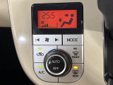 【オートエアコン】一度お好みの温度に設定すれば、車内の温度を検知し風量や温度を自動で調整。暑い&hellip;寒い&hellip;と何度もスイッチ操作をする必要はありません。快適な車内空間には必須の機能ですね♪
