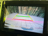 【バックカメラ】駐車時に後方がリアルタイム映像で確認できます。大型商業施設や立体駐車場での駐車時や、夜間のバック時に大活躍!運転スキルに関わらず、今や必須となった装備のひとつです!
