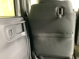 【コンビニフック】ドライブ中も荷物が安定。軽い荷物をかけるのに便利です。【収納】後部座席収納。散乱しがちな小物を収納するのに便利です。