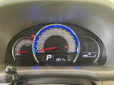 視認性の高いメーターで、運転に必要な情報を的確に把握できます。運転に集中できる、シンプルで使いやすいデザインです。安全運転を支援します。