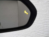 隣車線を走る車両をレーダーで検知し、ドアミラーでは確認しにくい後側方エリアに存在する車両に加え、急接近してくる車両も検知します。車両を検知するとドアミラーに搭載されたLEDインジケーターが点灯します。