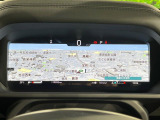 未来のコックピットのような運転席!ハンドルの奥の高画質画面は、スマホのように着せ替えできます。スピードメーターだけではなくナビの地図を画面いっぱいに映せるため、目線を外さず安全に運転できます。