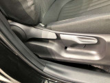 運転席シート座面は上下アジャスター付きです。お好みの位置に調整可能です。