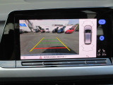 ギアをバックに入れると自動的に車両の後方の映像を映し出します。車庫入れや縦列駐車を行う際に役に立つガイドラインが表示され運転をサポートしてくれます.