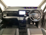 車内は光触媒抗菌消臭施工済です。インパネ周りはスタイリッシュなデザインで機能や装備も充実しています。グローブボックスやカップホルダーのほかにトレーなどたくさんの収納スペースが付いています。