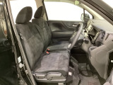 女性でも運転がしやすいように、シートの高さ調整機能(シートリフター)がついています。運転席と助手席の間が空いている為、助手席側への移動がスムーズです。交通量の多い道でも助手席側から乗り降りができます。