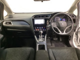 車内は光触媒抗菌消臭施工済です。スタイリッシュなデザインでスポーティなインパネ周りを演出します。グローブボックスやカップホルダーのほかにトレーなどたくさんの収納スペースが付いています。