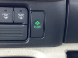 ECONモードの機能として、「燃費が良くなるアクセル制御」があります。アクセルペダルを余分に踏み込んでしまった場合でも、自動的に燃料の噴射量を抑え、エンジンの効率が良い領域で働かせるようにします。