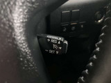 クルーズコントロール機能が付いています。速度を設定するとアクセルを踏まなくても一定の速度で走る事ができます!高速道路で使用するととっても便利です。