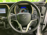 握りやすいステアリングで、快適なドライビングをサポート。操作スイッチも配置されており、運転中でも直感的に操作できます。