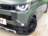 【LEDヘッドライト】悪天候や夜間走行時も良好な視界を確保し安心して運転できる高輝度LEDヘッドライトを装備!点灯速度が早く、消費電力も抑えられています。
