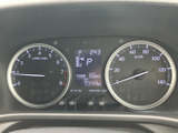 視認性の高いメーター類で、運転に必要な情報をしっかり確認できます。デジタル表示も採用し、スマートな印象を与えます。走行距離もご確認ください。