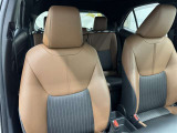 高いホールド性で運転姿勢が安定します。長距離ドライブでも疲れにくいのが魅力です。