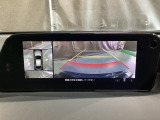 360度モニターは、4つのカメラによる前後左右・俯瞰映像でドライバーからは見えない領域の危険認知をサポート!全周囲の死角を減らし、狭い駐車場や幅寄せ、T字路の進入などの運転の安心感を高めます!