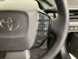 前方の車との車間を設定し、スピードを上げたり緩めたりを自動で行ってくれる追尾式の「レーダークルーズ」。上級装備の一つです!高級車にしかつかない嬉しい機能です。
